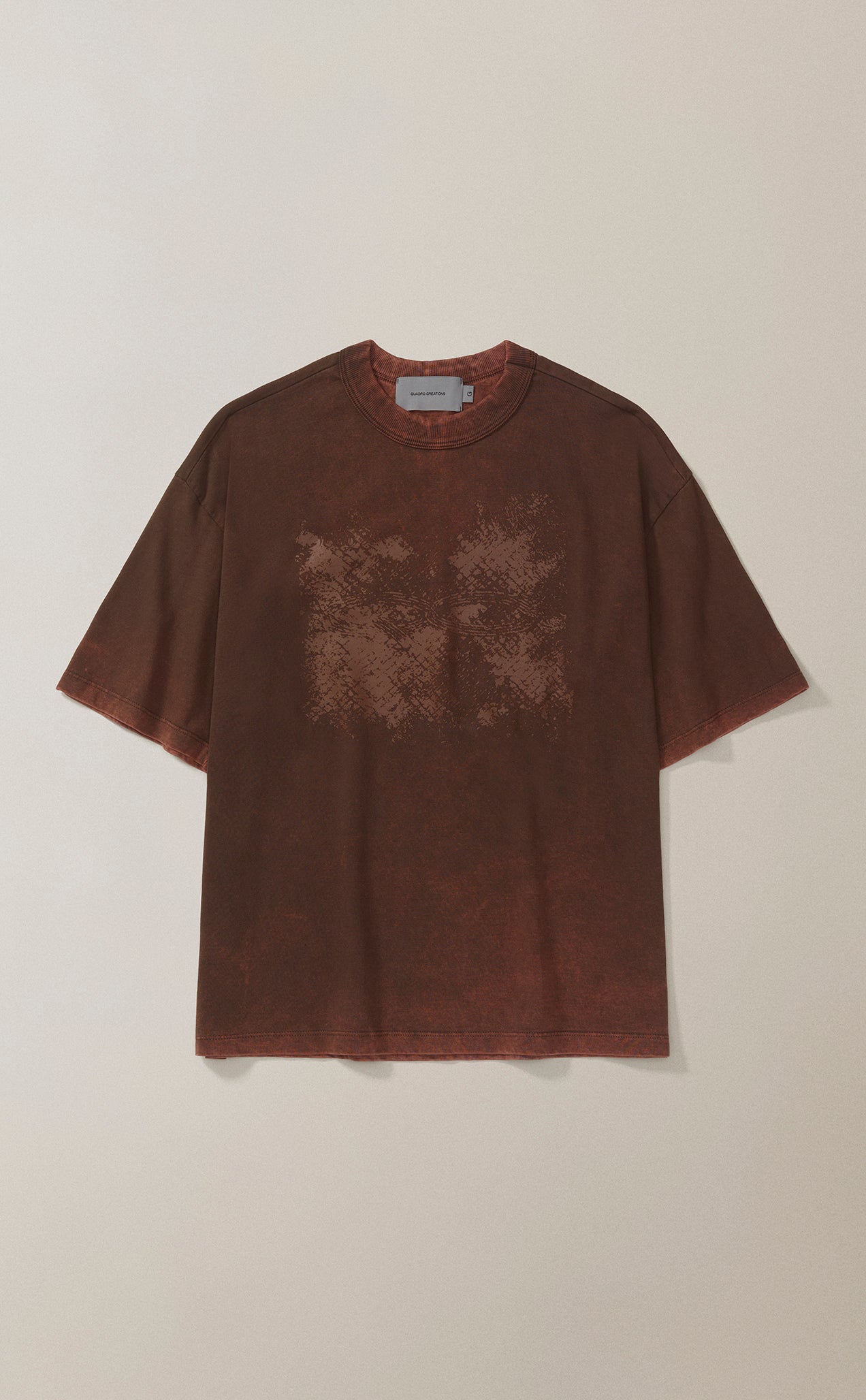 CAMISETA QC PARTICULAS BOXY STONED MARROM