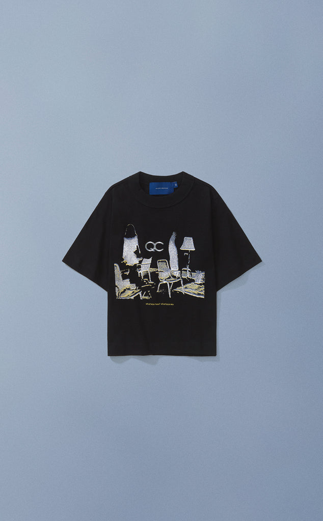 CAMISETA QC SALA DE ESPERA BABY TEE PRETO