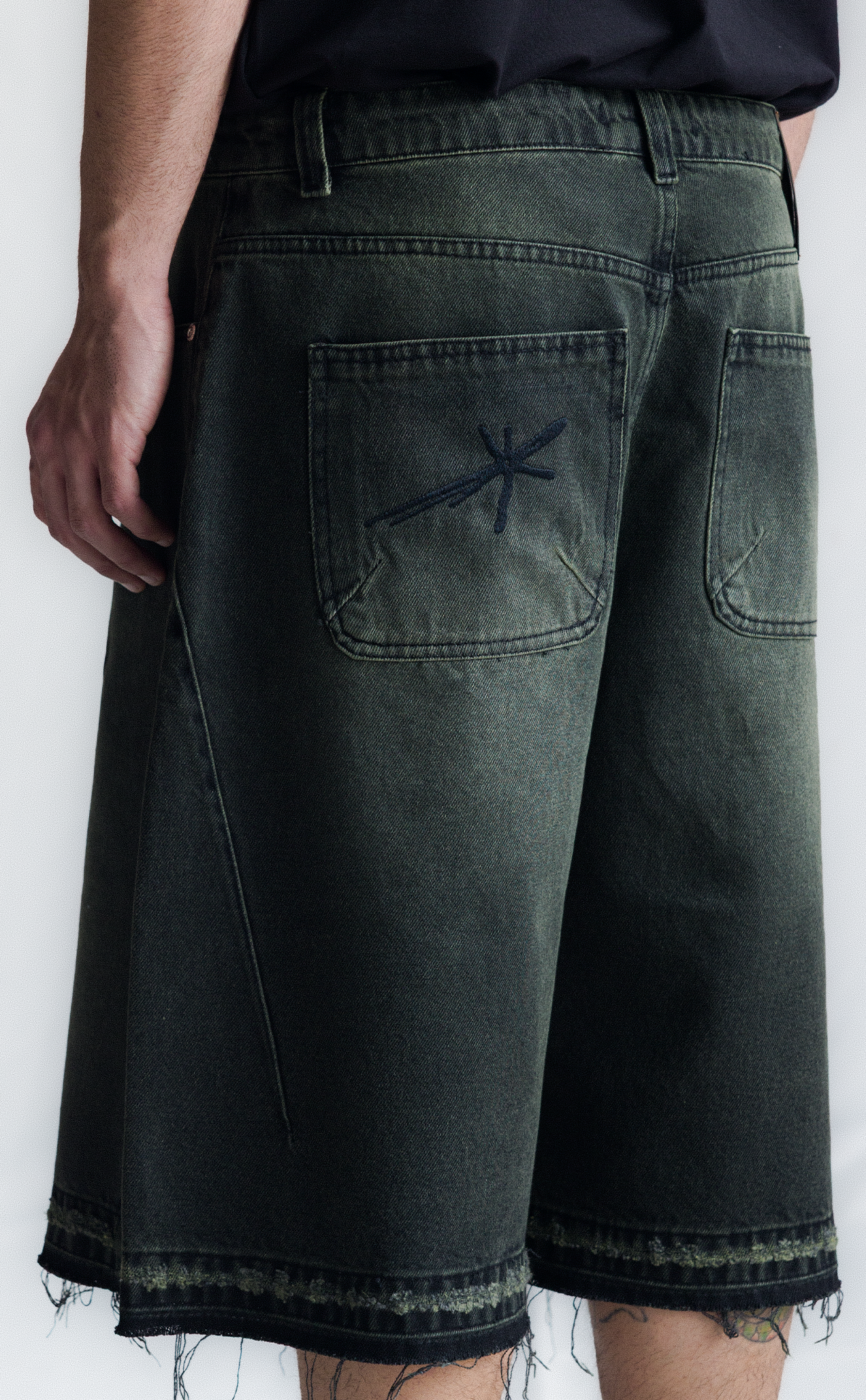 [PRÉ-VENDA] SIDE DART DENIM SUPER BAGGY SHORTS ACID BLACK