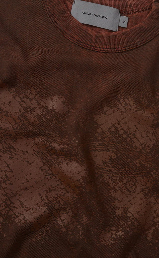 CAMISETA QC PARTICULAS BOXY STONED MARROM