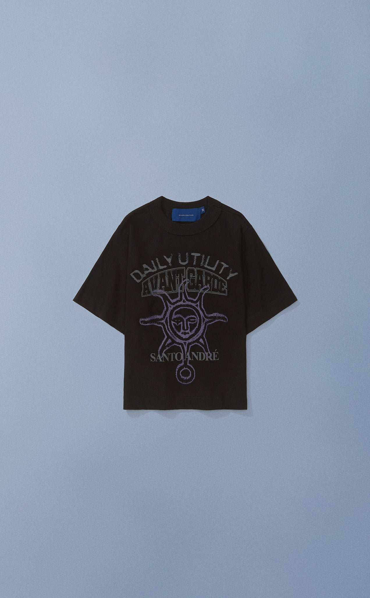 CAMISETA QC SOL EM S.A. BABY TEE PRETO