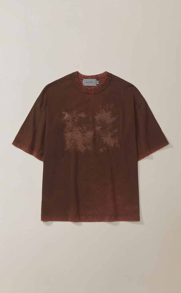 CAMISETA QC PARTICULAS BOXY STONED MARROM
